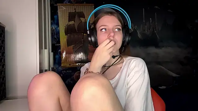 Snapshot of Elira_Breeze chatting on 11/14/25, 12:26 Elira Breeze online show from 11/14/25, 12:26