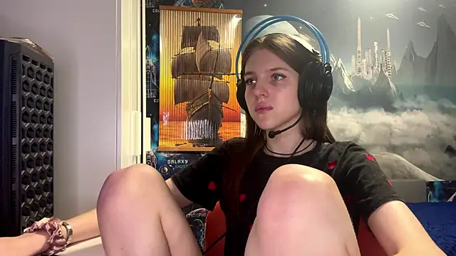 Snapshot of Elira_Breeze chatting on 11/21/25, 01:21 Elira Breeze online show from 11/21/25, 01:21