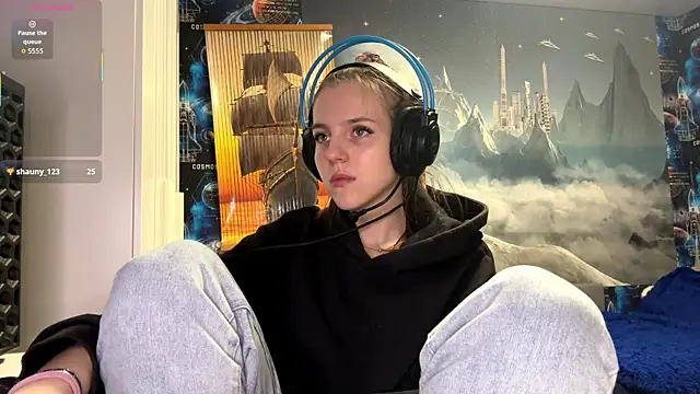 Snapshot of Elira_Breeze chatting on 12/18/25, 03:51 Elira Breeze online show from 12/18/25, 03:51