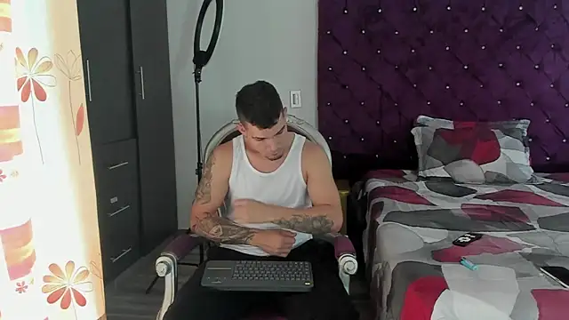 Snapshot of BooyHott_ chatting on 10/10/25, 07:24 BooyHott online show from 10/10/25, 07:24