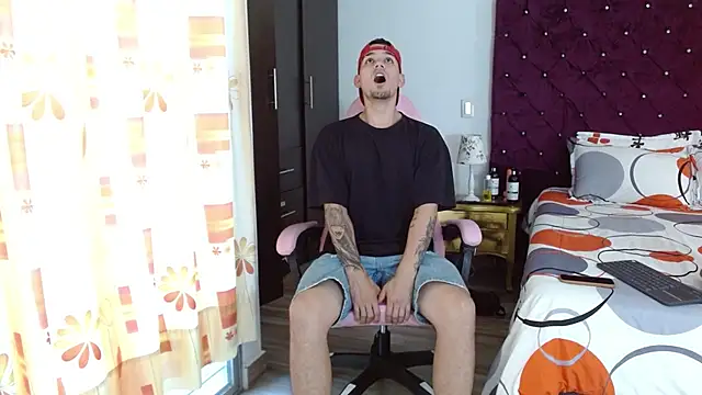 Snapshot of BooyHott_ chatting on 10/24/25, 07:32 BooyHott online show from 10/24/25, 07:32