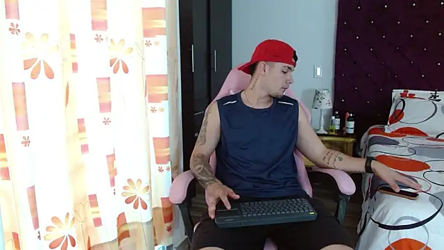 Snapshot of BooyHott_ chatting on 10/25/25, 07:19 BooyHott online show from 10/25/25, 07:19