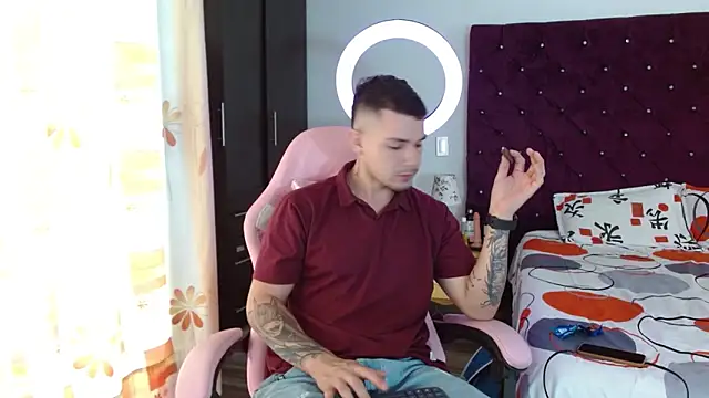 Snapshot of BooyHott_ chatting on 10/30/25, 07:03 BooyHott online show from 10/30/25, 07:03