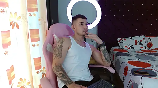 Snapshot of BooyHott_ chatting on 10/31/25, 06:53 BooyHott online show from 10/31/25, 06:53