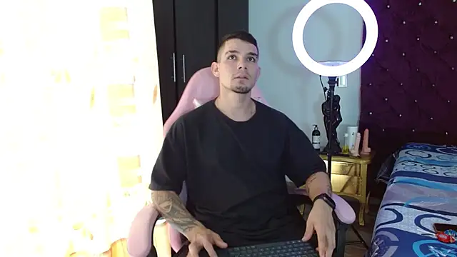 Snapshot of BooyHott_ chatting on 11/04/25, 06:40 BooyHott online show from 11/04/25, 06:40