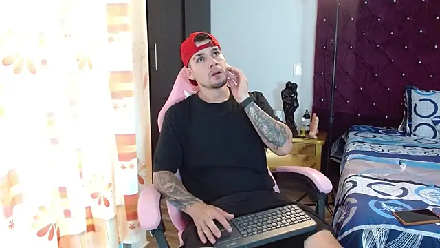 Snapshot of BooyHott_ chatting on 11/07/25, 06:52 BooyHott online show from 11/07/25, 06:52