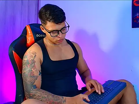 Snapshot of evan_greey chatting on 11/08/25, 04:23 evan greey online show from 11/08/25, 04:23