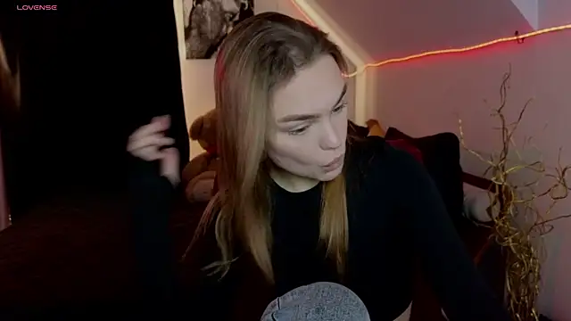 Snapshot of KitsyMoore chatting on 11/07/25, 01:11 KitsyMoore online show from 11/07/25, 01:11