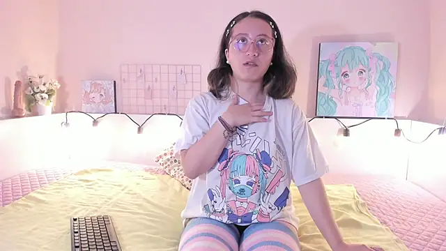 Snapshot of Kitty_NaNa chatting on 11/19/25, 02:28 Kitty NaNa online show from 11/19/25, 02:28