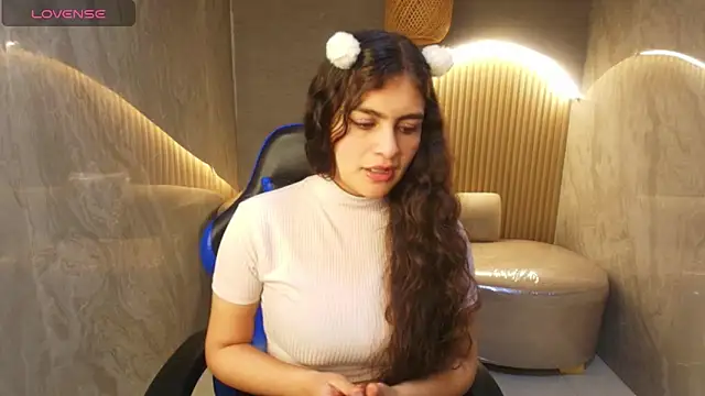 Snapshot of dany_r_ chatting on 10/06/25, 01:19 dany r online show from 10/06/25, 01:19