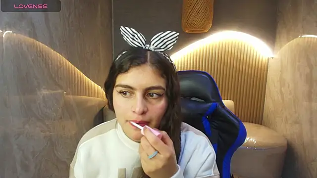 Snapshot of dany_r_ chatting on 10/07/25, 01:19 dany r online show from 10/07/25, 01:19