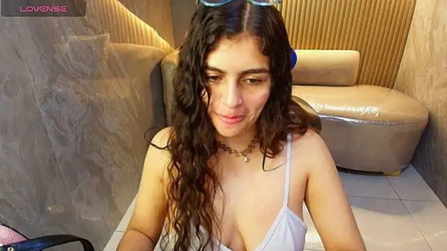 Snapshot of dany_r_ chatting on 10/20/25, 01:00 dany r online show from 10/20/25, 01:00