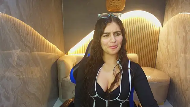 Snapshot of dany_r_ chatting on 10/24/25, 01:07 dany r online show from 10/24/25, 01:07