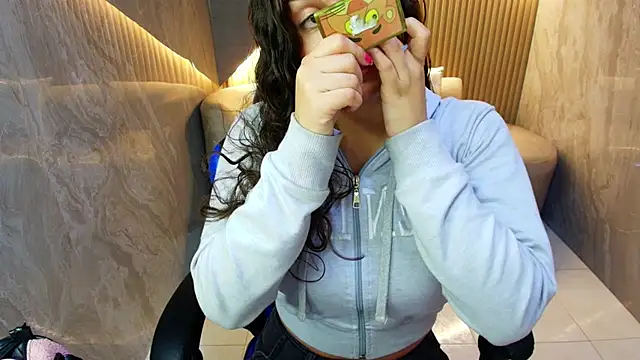 Snapshot of dany_r_ chatting on 10/29/25, 01:13 dany r online show from 10/29/25, 01:13