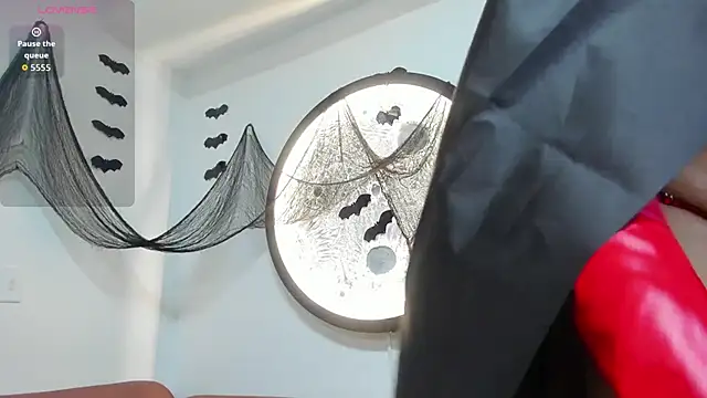 Snapshot of Isabella-Rosssi chatting on 10/31/25, 04:46 Isabella-Rosssi online show from 10/31/25, 04:46