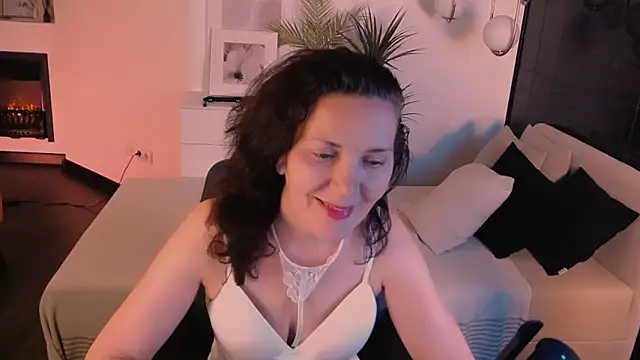 Snapshot of Irene_Marlow chatting on 10/17/25, 05:43 Irene Marlow online show from 10/17/25, 05:43