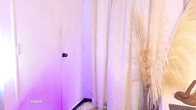 Snapshot of ZoeVolt chatting on 10/17/25, 07:38 ZoeVolt online show from 10/17/25, 07:38