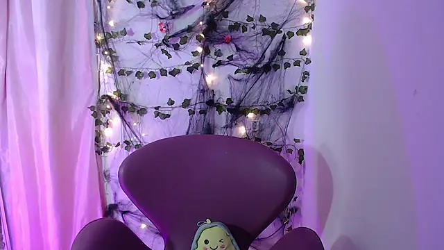 Snapshot of kamillew chatting on 10/27/25, 09:24 kamillew online show from 10/27/25, 09:24