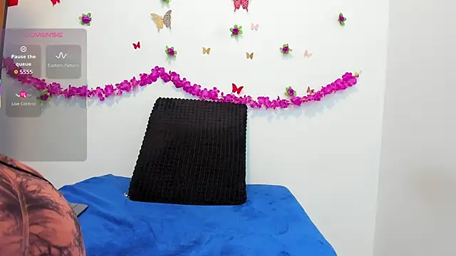 Annniie22 online show from 12/17/25, 07:58