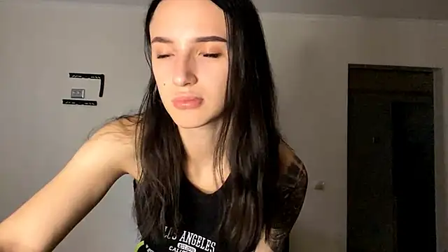 Snapshot of TifanyRawi chatting on 10/10/25, 12:48 TifanyRawi online show from 10/10/25, 12:48