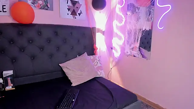 Snapshot of Bluee_bombon chatting on 10/30/25, 01:12 Bluee bombon online show from 10/30/25, 01:12