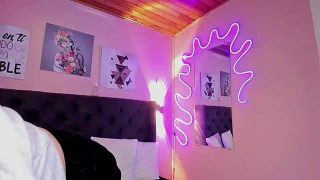 Snapshot of Bluee_bombon chatting on 11/04/25, 01:21 Bluee bombon online show from 11/04/25, 01:21