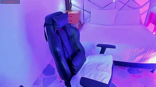 MIA RUSSELL  online show from 10/24/25, 09:00