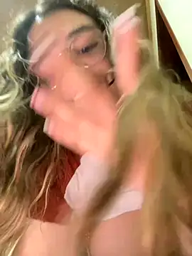 Snapshot of Aphrill chatting on 09/22/25, 12:23 Aphrill online show from 09/22/25, 12:23