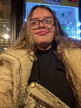 Snapshot of Aphrill chatting on 10/16/25, 04:24 Aphrill online show from 10/16/25, 04:24