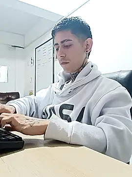 Snapshot of Kriss_Mercury chatting on 10/07/25, 11:57 Kriss Mercury online show from 10/07/25, 11:57