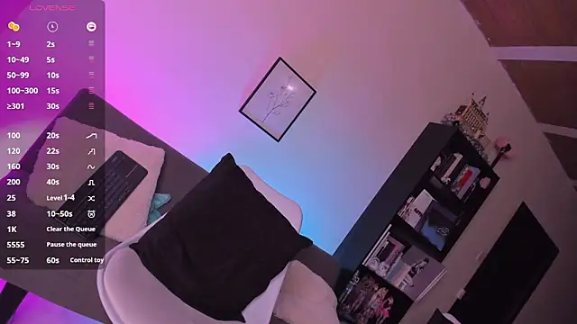 QueenAri  online show from 10/08/25, 10:51