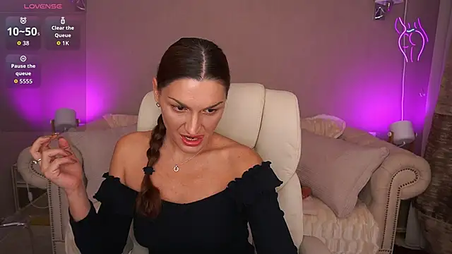 Snapshot of EllaGoldenn chatting on 10/01/25, 08:48 EllaGoldenn online show from 10/01/25, 08:48