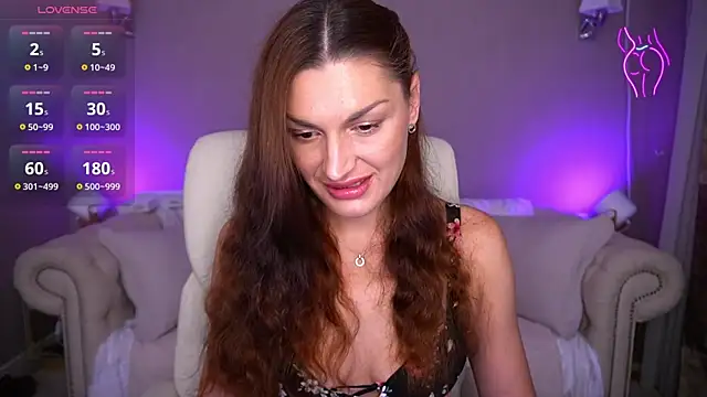 Snapshot of EllaGoldenn chatting on 10/03/25, 08:39 EllaGoldenn online show from 10/03/25, 08:39