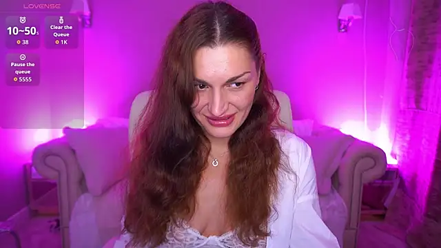 Snapshot of EllaGoldenn chatting on 10/07/25, 09:12 EllaGoldenn online show from 10/07/25, 09:12