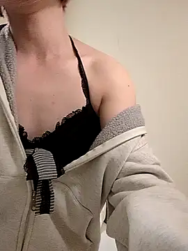 Snapshot of takusaki223 chatting on 11/15/25, 02:46 takusaki223 online show from 11/15/25, 02:46