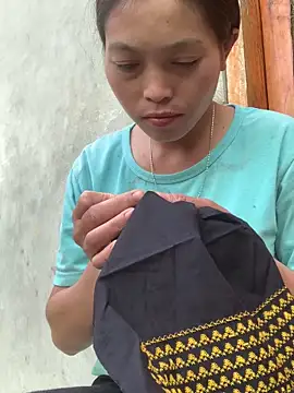 Snapshot of Halyy_xx chatting on 10/18/25, 12:02 Halyy xx online show from 10/18/25, 12:02