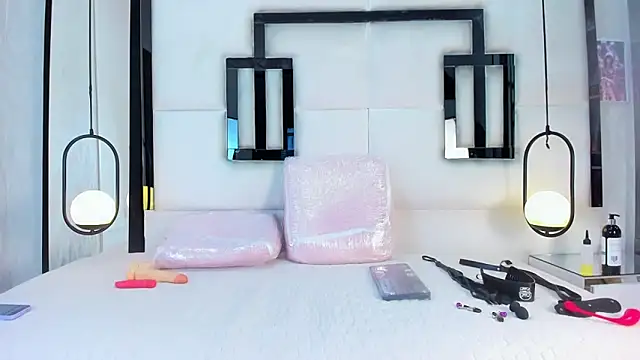 Snapshot of SerenaWild1 chatting on 10/31/25, 04:24 SerenaWild1 online show from 10/31/25, 04:24