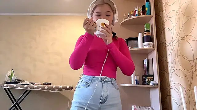 Snapshot of CarolannSide chatting on 09/23/25, 06:05 CarolannSide online show from 09/23/25, 06:05