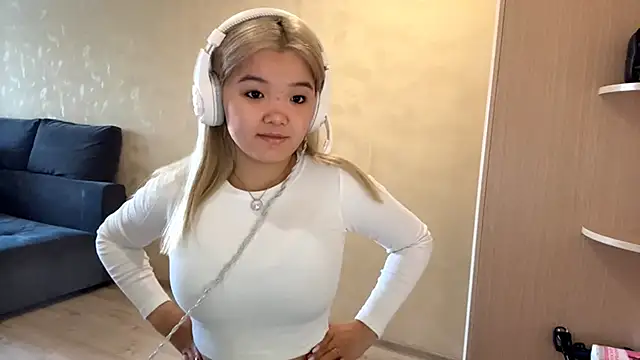 Snapshot of CarolannSide chatting on 10/03/25, 05:04 CarolannSide online show from 10/03/25, 05:04