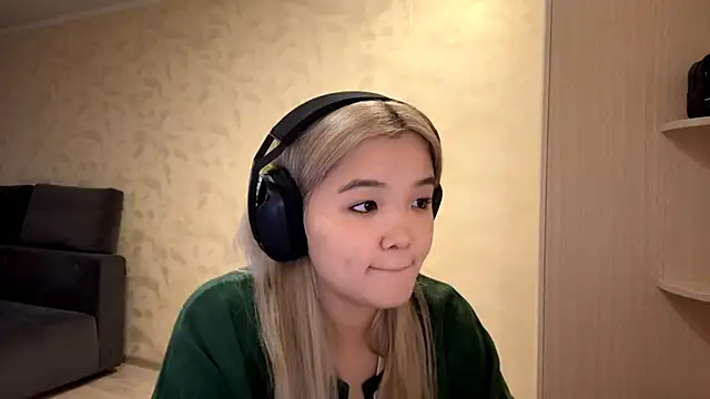 Snapshot of CarolannSide chatting on 10/07/25, 05:04 CarolannSide online show from 10/07/25, 05:04