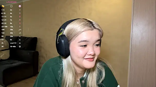 Snapshot of CarolannSide chatting on 10/15/25, 05:07 CarolannSide online show from 10/15/25, 05:07