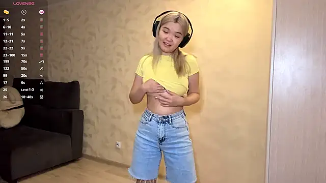 Snapshot of CarolannSide chatting on 10/16/25, 05:41 CarolannSide online show from 10/16/25, 05:41