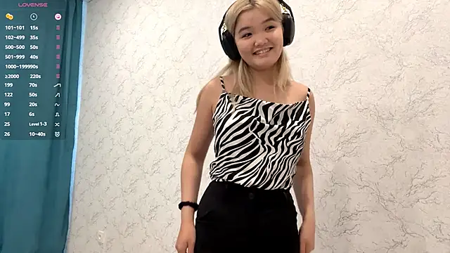 Snapshot of CarolannSide chatting on 10/18/25, 08:37 CarolannSide online show from 10/18/25, 08:37