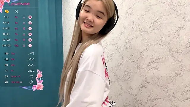 Snapshot of CarolannSide chatting on 10/31/25, 05:30 CarolannSide online show from 10/31/25, 05:30