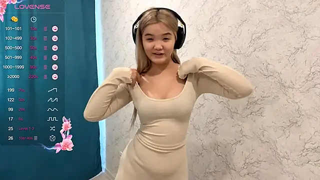 Snapshot of CarolannSide chatting on 11/04/25, 07:07 CarolannSide online show from 11/04/25, 07:07