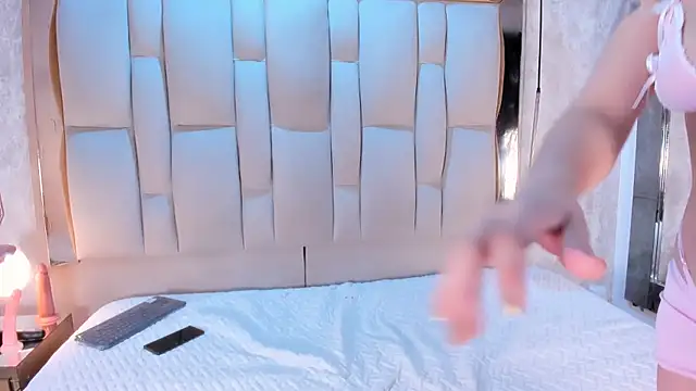 Snapshot of VictoriaGrant chatting on 10/04/25, 05:38 VictoriaGrant online show from 10/04/25, 05:38