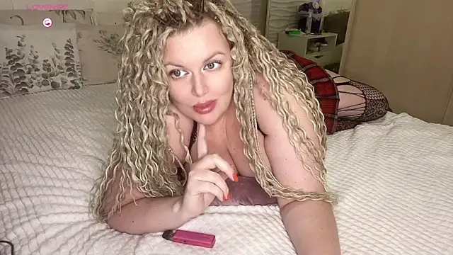 Snapshot of Nivika chatting on 11/04/25, 10:09 Nivika online show from 11/04/25, 10:09