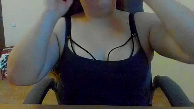 Snapshot of Liza-Mendez chatting on 10/07/25, 05:26 Liza-Mendez online show from 10/07/25, 05:26