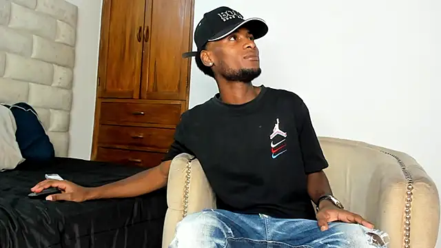 Snapshot of BennBrown chatting on 10/07/25, 08:28 BennBrown online show from 10/07/25, 08:28