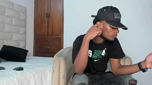 Snapshot of BennBrown chatting on 10/15/25, 07:36 BennBrown online show from 10/15/25, 07:36